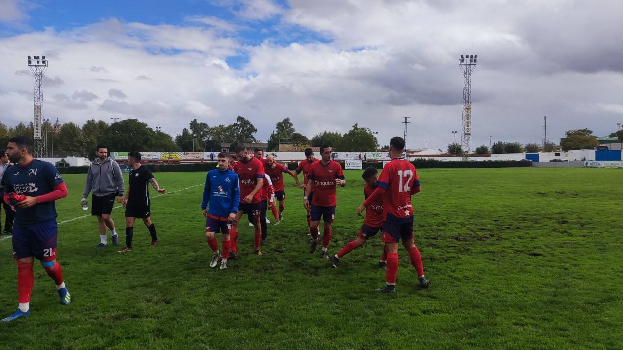 Alegría entre los jugadores del Guareña por su primera victoria en la liga.
