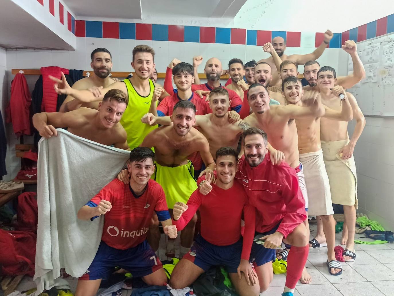 Continuó la alegría en los vestuarios del equipo local.