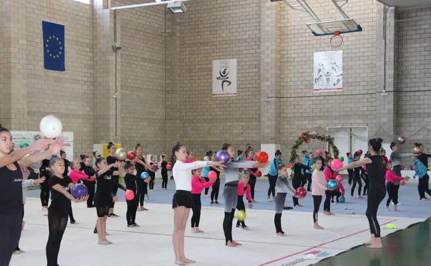 Almudena dirigiendo la clase a 120 niñas esta mañana en el pabellón deportivo de Guareña.