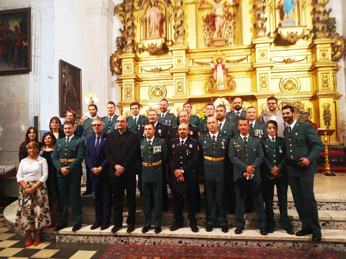 Miembros de la Guardia Civil, policias locales de Herrera del Duque, y miembros de la corporación Municipal/J.Castaño