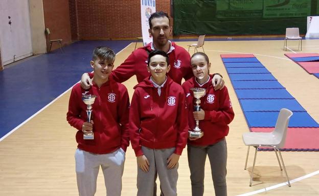 El entrenador del SP Herrera de Karate, Jesús Bermejo junto con los herrereños, Elena Sanz (Oro), Ismael Muñoz (Plata) y Gabriel Barba, en el Campeonato de Karate de Extremadura. 