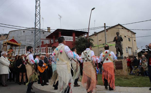Los danzantes danzan frente a la estatua en Peloche /