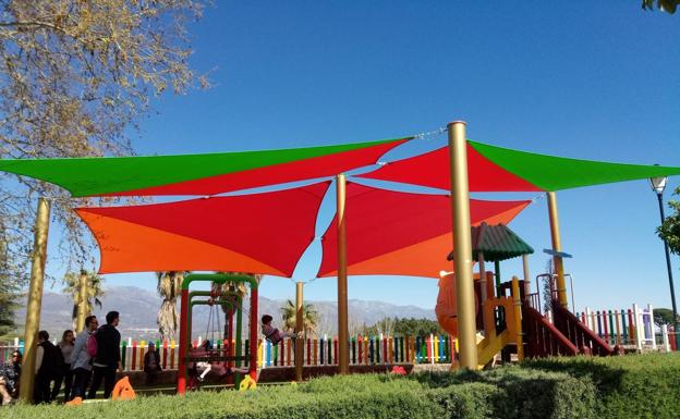 Parasoles instalados en el parque Los Bolos./P.D.CRUZ