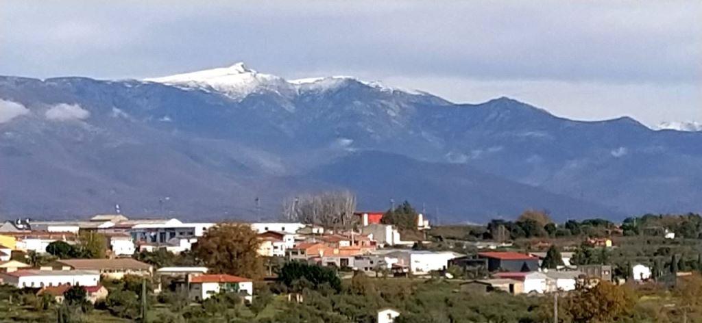El pico Almanzor nevado, visto de Jaraíz.