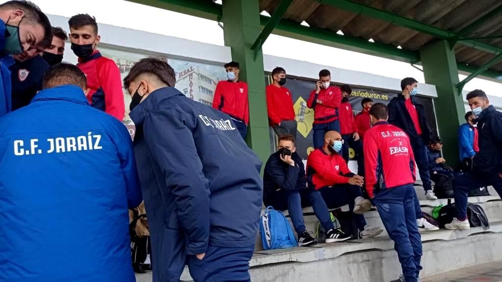 Los jugadores jaraiceños esperando al conjunto pacense, en el municipal de Navalmoral. /JL SÁNCHEZ