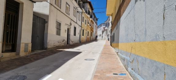 Calle Badajoz recientemente pavimentada./