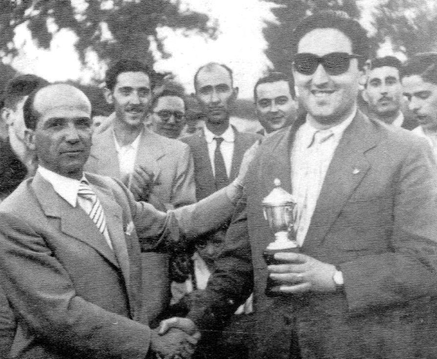 Julio Romero recibe un trofeo de ajedrez de manos de Albino Fernández, alcalde y presidente de la Federación Extremeña en ese momento./