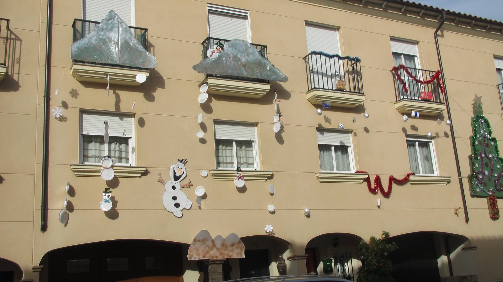 Balcones y ventanas adornados en la calle Monfragüe. /M.D.CRUZ
