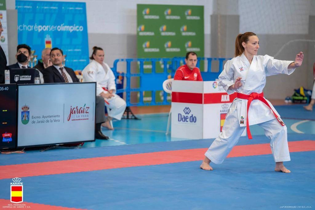 Una de las karatecas participantes este sábado, en el pabellón municipal de deportes de Jaraíz. /RFEK