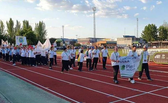 Usuarios de Vera Plena Inclusión abren el desfile inaugural de los juegos de 2022./