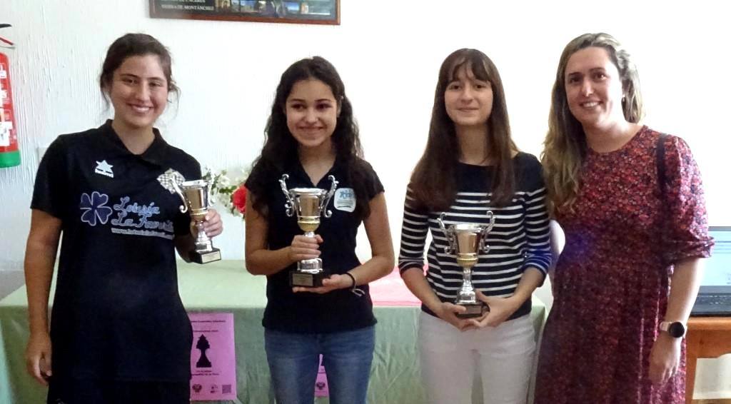 Las jugadoras en la entrega de trofeos con la concejala Elena Encinar, la primera a la derecha. /S.E.