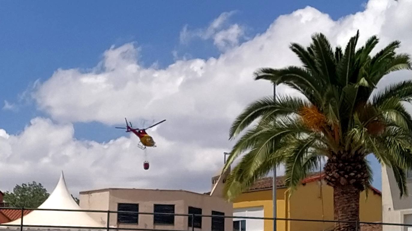 El hilocóptero sofocando el incendio detrás de las viviendas del Centro de Salud. 