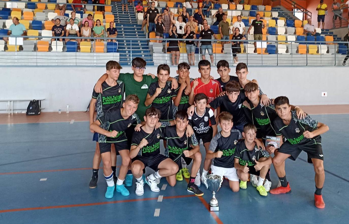 El Sporting Publijaime con el trofeo conquistado en Almaraz. 
