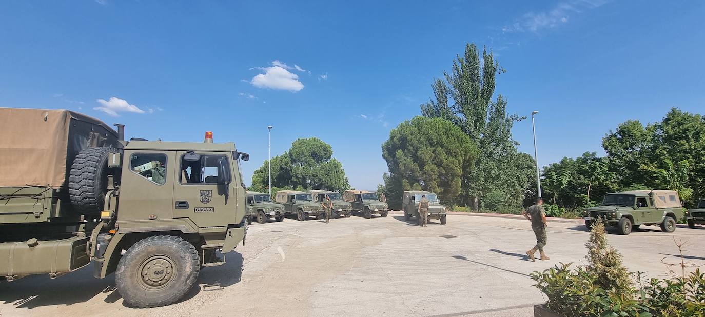 Los vehículos y militares en el aparcamiento del pabellón de deportes de Los Frailes. /S.E.