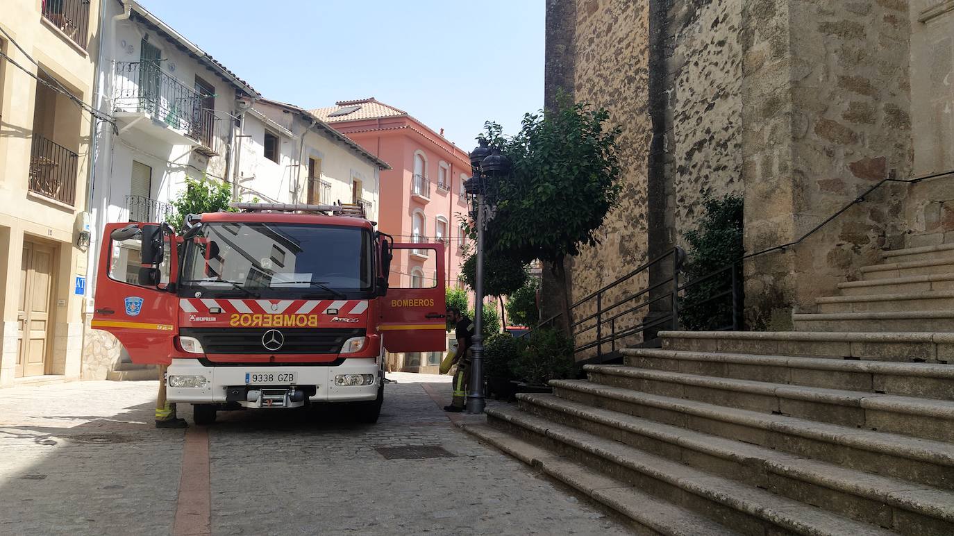 Los camiones de los bomberos en la puerta de la iglesia de San Miguel.. 