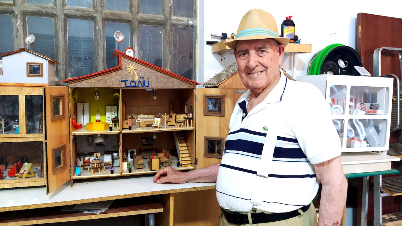 . Felipe Escobar junto a algunas de sus casitas de madera. /M.D.CRUZ