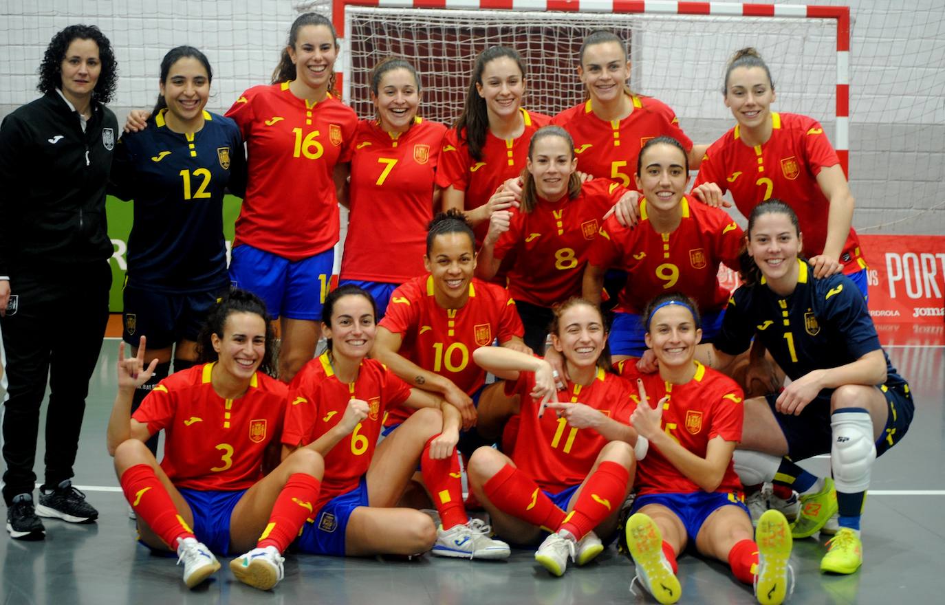 La selección española femenina de fútbo sala al término del partido. 
