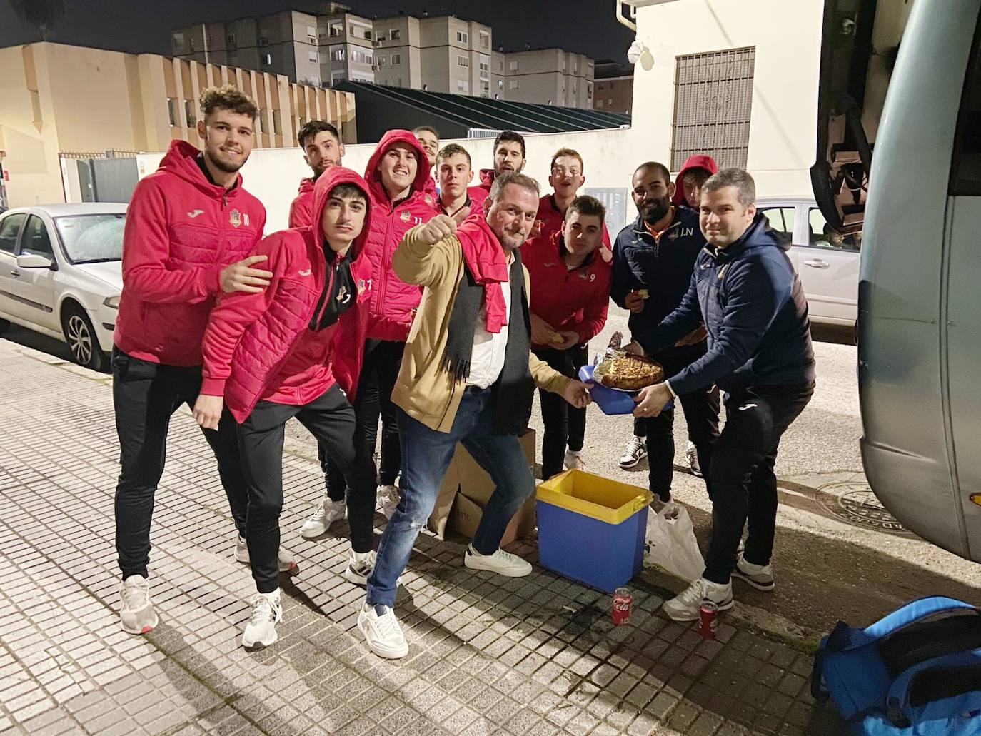 El equipo de Sergio Pacheco reponiendo fuerzas tras el partido y celebrando el cumpleaños de Rubén, degustando una tarta antes de emprender el viaje de regreso a Jaraíz de la Vera. /S. E.