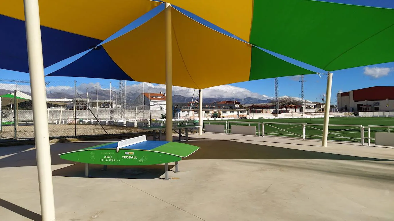 Mesas de 'tecball' y pimpón, instaladas debajo del parasol con los colores de la bandera jaraiceña. /m. d. cruz