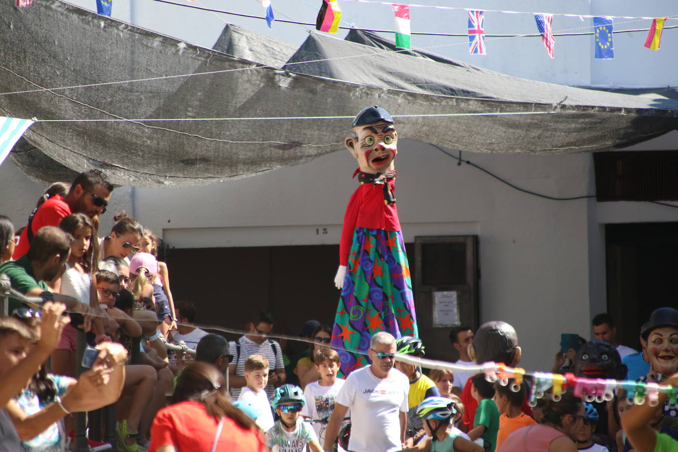 Los más pequeños disfrutan con los juegos tradicionales en la «velá» del barrio de los Santos Mártires
