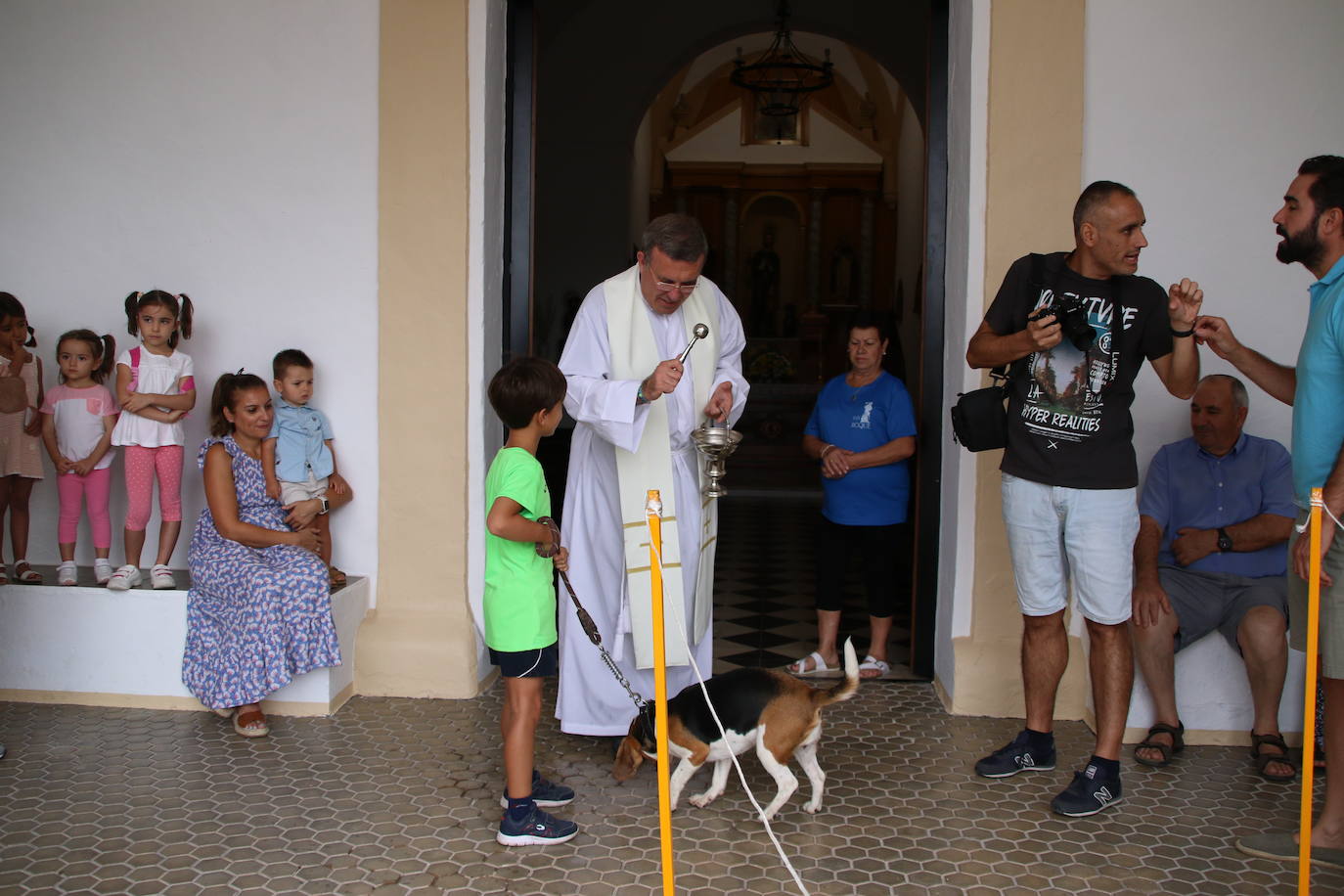 La «velá» del barrio de San Roque continúa con la tradicional bendición de animales y los juegos infantiles 