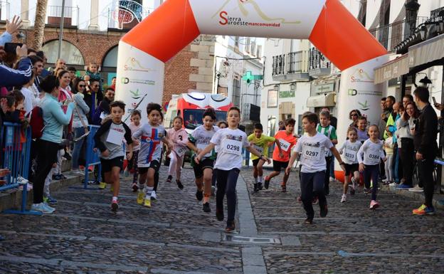 La XII 'Carrera y Caminata Solidaria' recauda 900 euros para Cáritas Jerez de los Caballeros