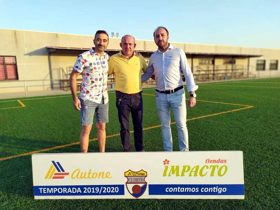 V. Espinosa (Autone) y P. Guerrero (Tiendas Impacto), nuevos patrocinadores del club con el presidente (centro)