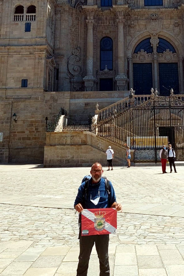 Fernando Romero llegó a la Plaza del Obradoiro con la bandera de La Zarza y el pañuelo de tierrablanquero :: A.R.