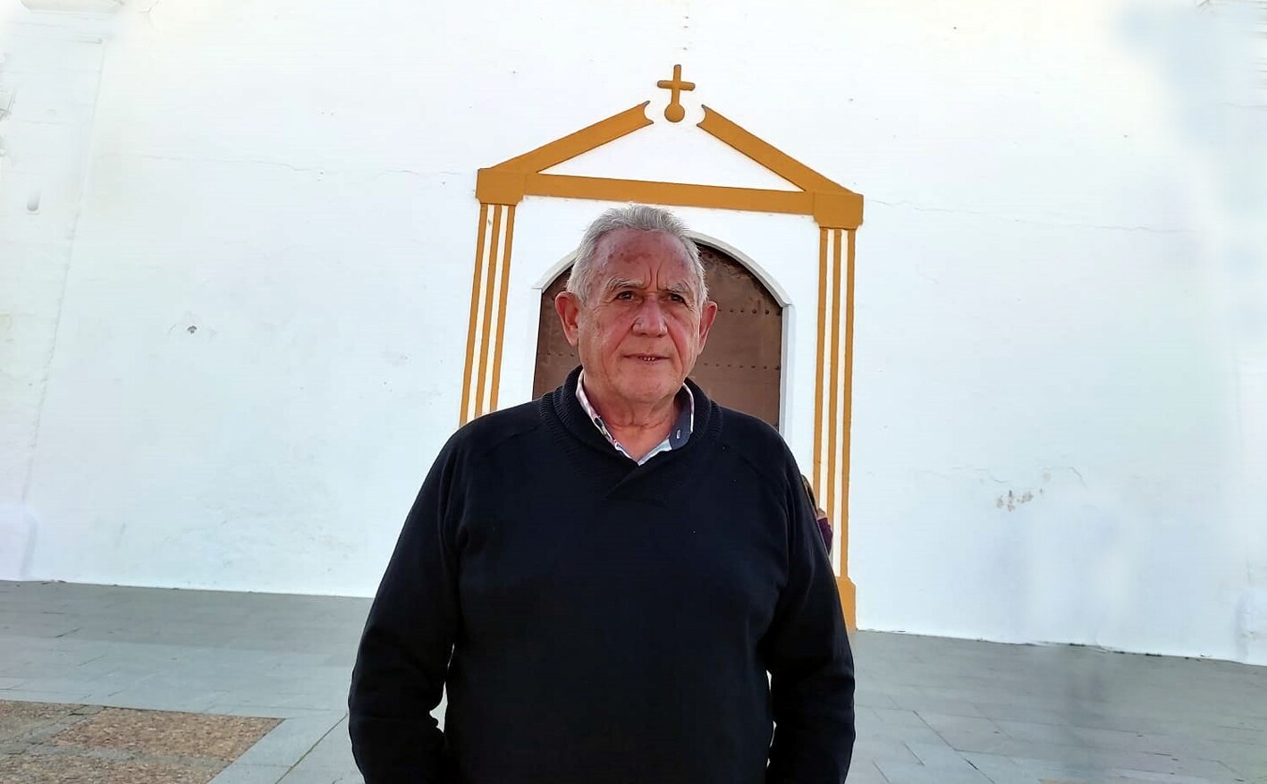 Cándido Corbacho Guerrero, delante de la puerta de la Ermita/CEDIDA