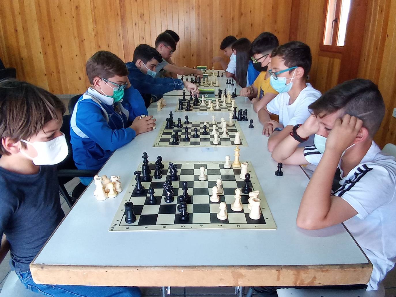 Jóvenes ajedrecistas durante la competición