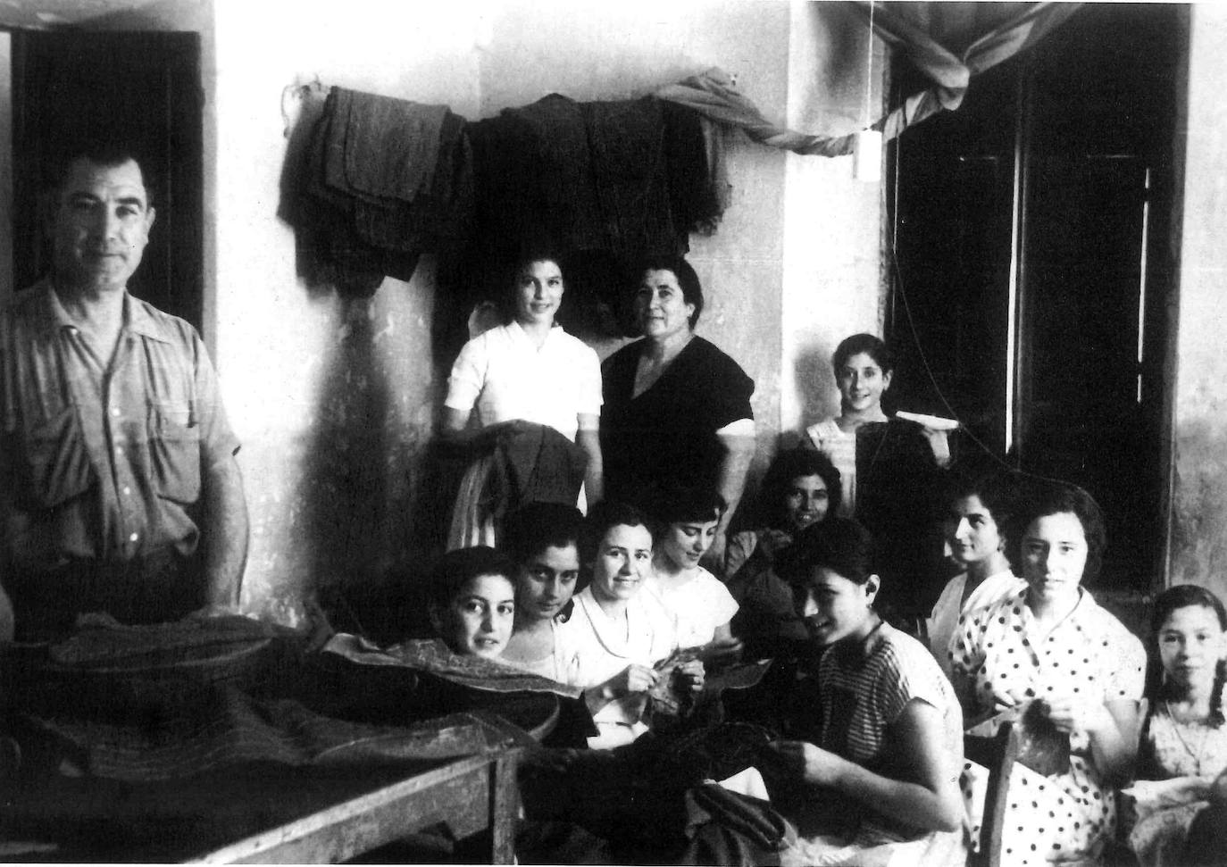 El sastre José Ledesma y un grupo de costureras