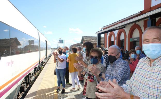 Los manifestantes reciben con aplausos al tren en la estación de Llerena.