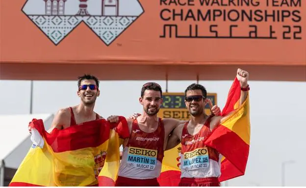 Álvaro Martín celebra el título con los marchadores españoles Marc Tur y Miugel Ángel López.