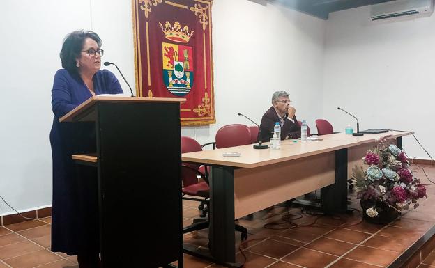Juana Moreno interviene en el acto celebrado en el salón Juan Simeón Vidarte./P. D.