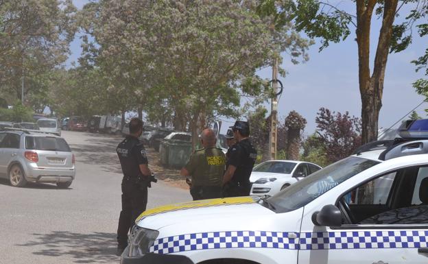 Policías Locales en la entrada a la Romería /LUCIO POVES