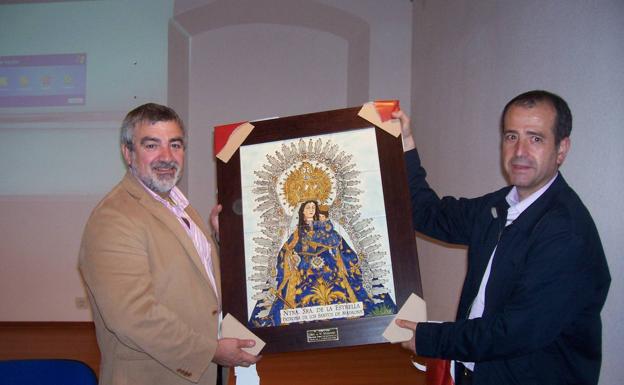 A la izquierda Miñarro, tras su conferencia en 2008 en Los Santos, recibiendo por parte del entonces mayordomo de la Virgen, José María Cerón, un cuadro de la Virgen 