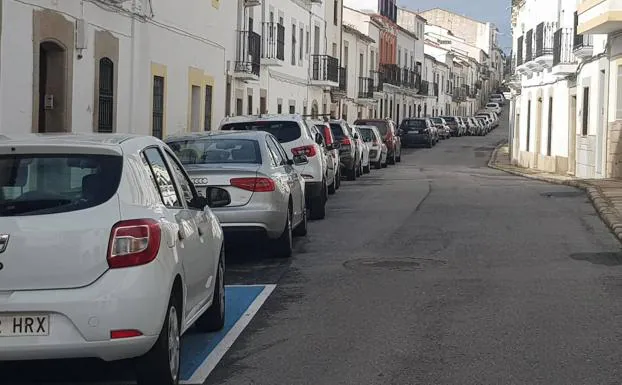 Una fila de coches aparcados en una calle de Malpartida de Cáceres. /A. I. P.