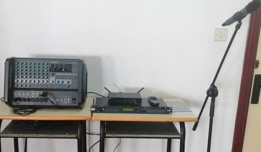 Equipo de sonido instalado en el salón de actos de Alonso de Ojeda 