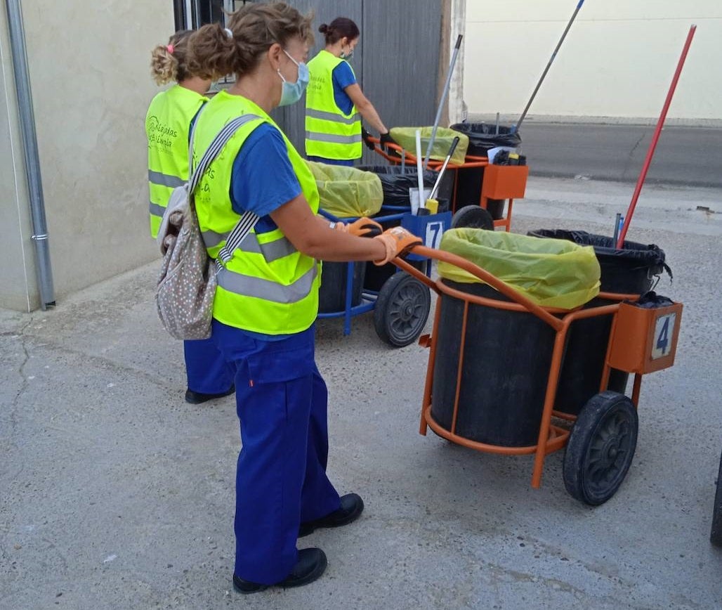 El Servicio municipal de limpieza viaria comienza a utilizar bolsas amarillas 100 recicladas y