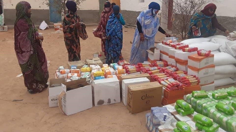 Distribución de alimentos a su llegada a los campamentos de refugiados saharauis /A.A.P.S.