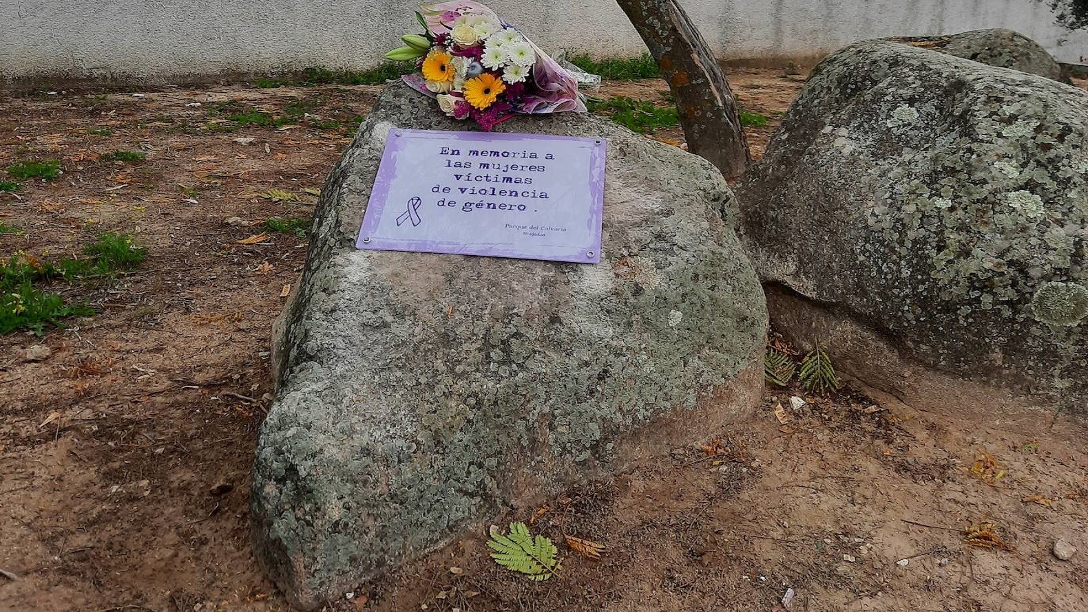 Cada 25 de noviembre depositan un ramo de flores en la placa dedicada a las víctimas de la violencia de género en el Parque del Calvario /C.G.F.