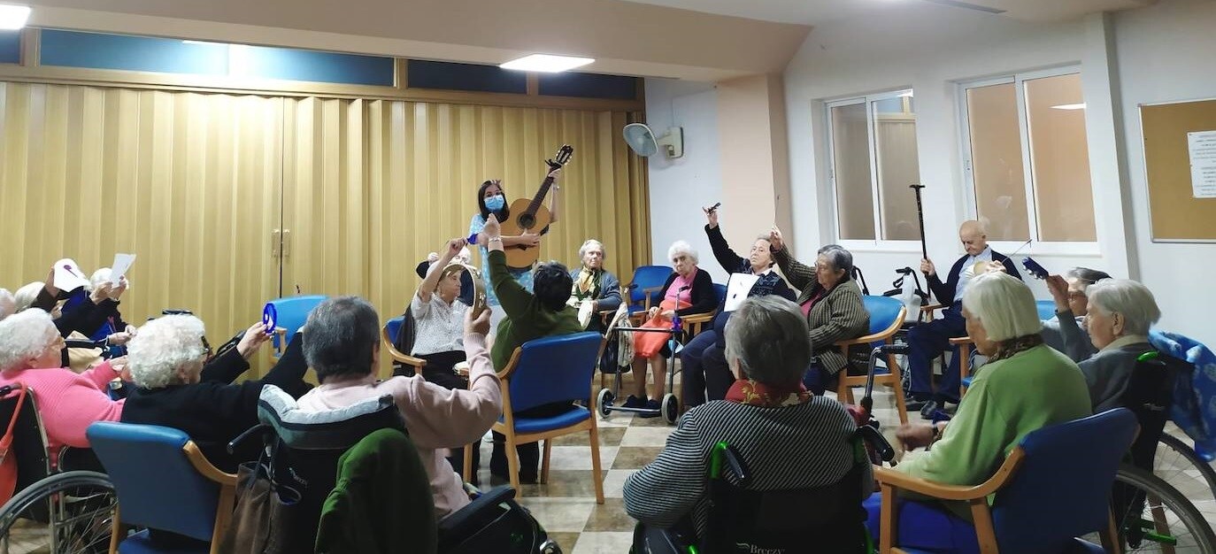 Los mayores de la residencia San Martín de Porres cantan la canción 'Suena como tú quieras sonar' 
