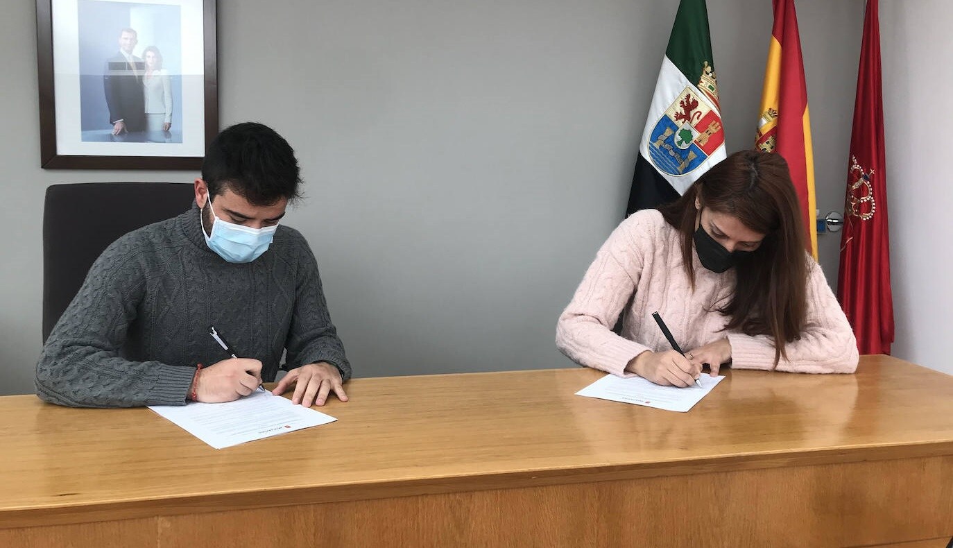 Firma del convenio entre el concejal Jesús Sánchez y la presidenta de la asociación, Silvia Tostado /A.M.