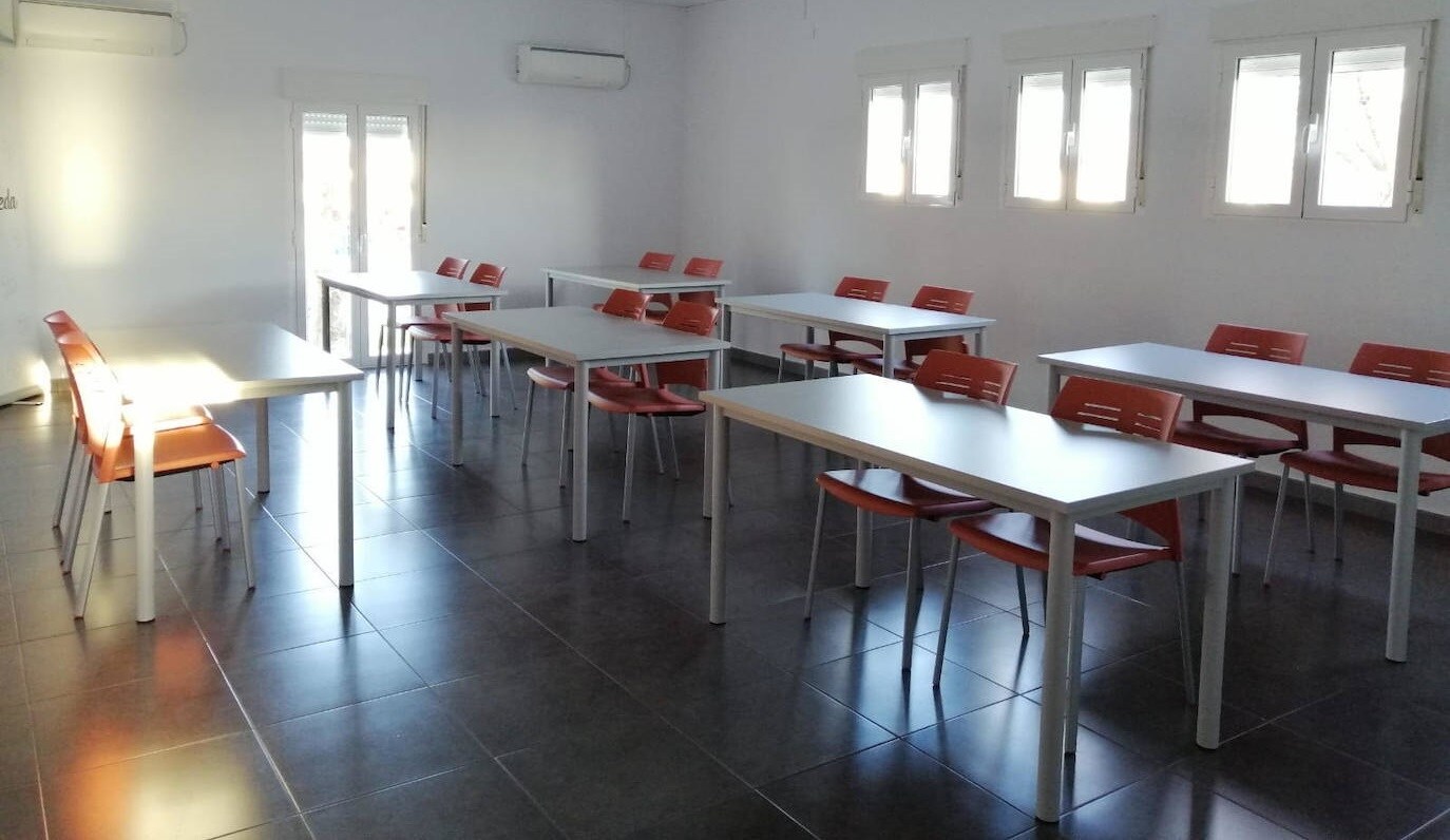 Nuevo mobiliario de la sala de reuniones del ayuntamiento de Alonso de Ojeda /A.A.O.