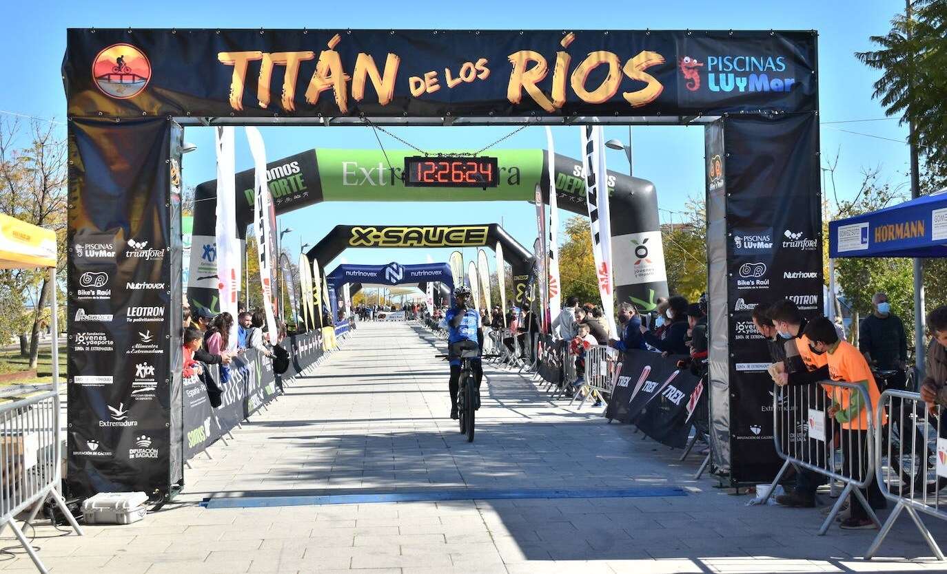 Salida - meta de la Titán de los Ríos 2022, situada en la avenida García Siñeriz de Miajadas 