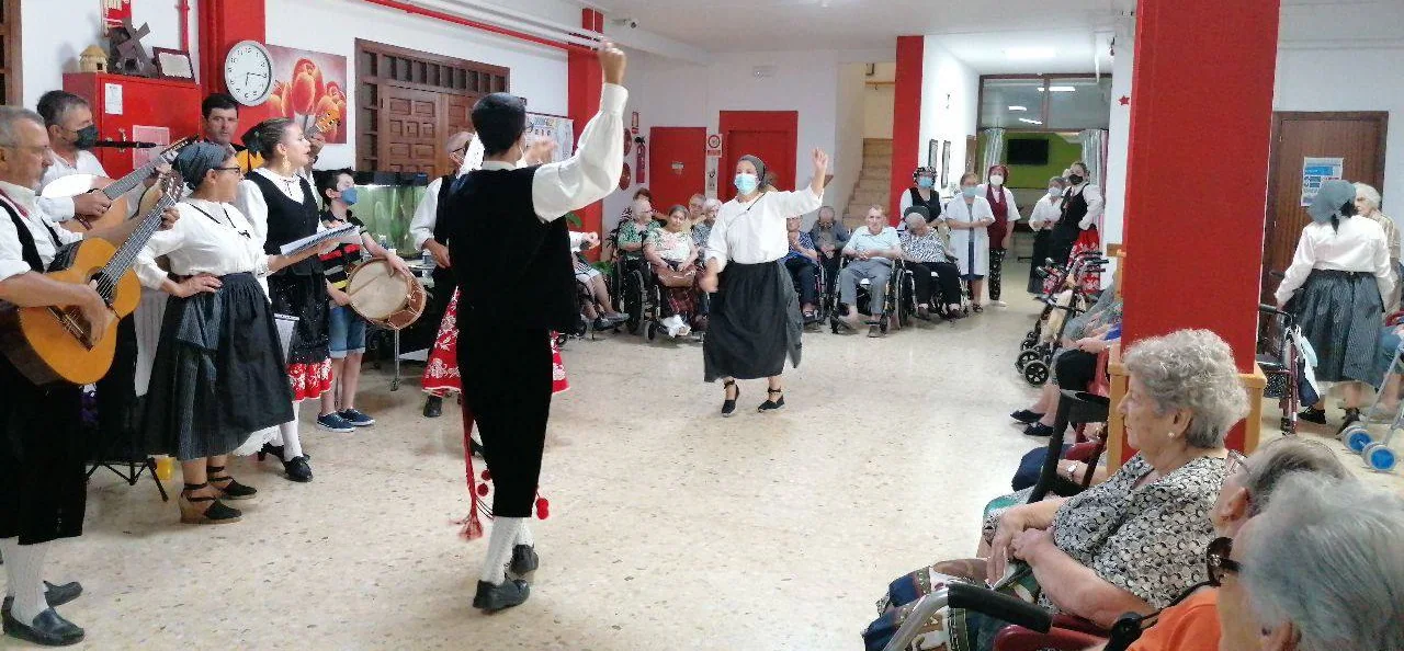 'La Dehesilla' realiza una exhibición de bailes regionales en la residencia San Martín de Porres 