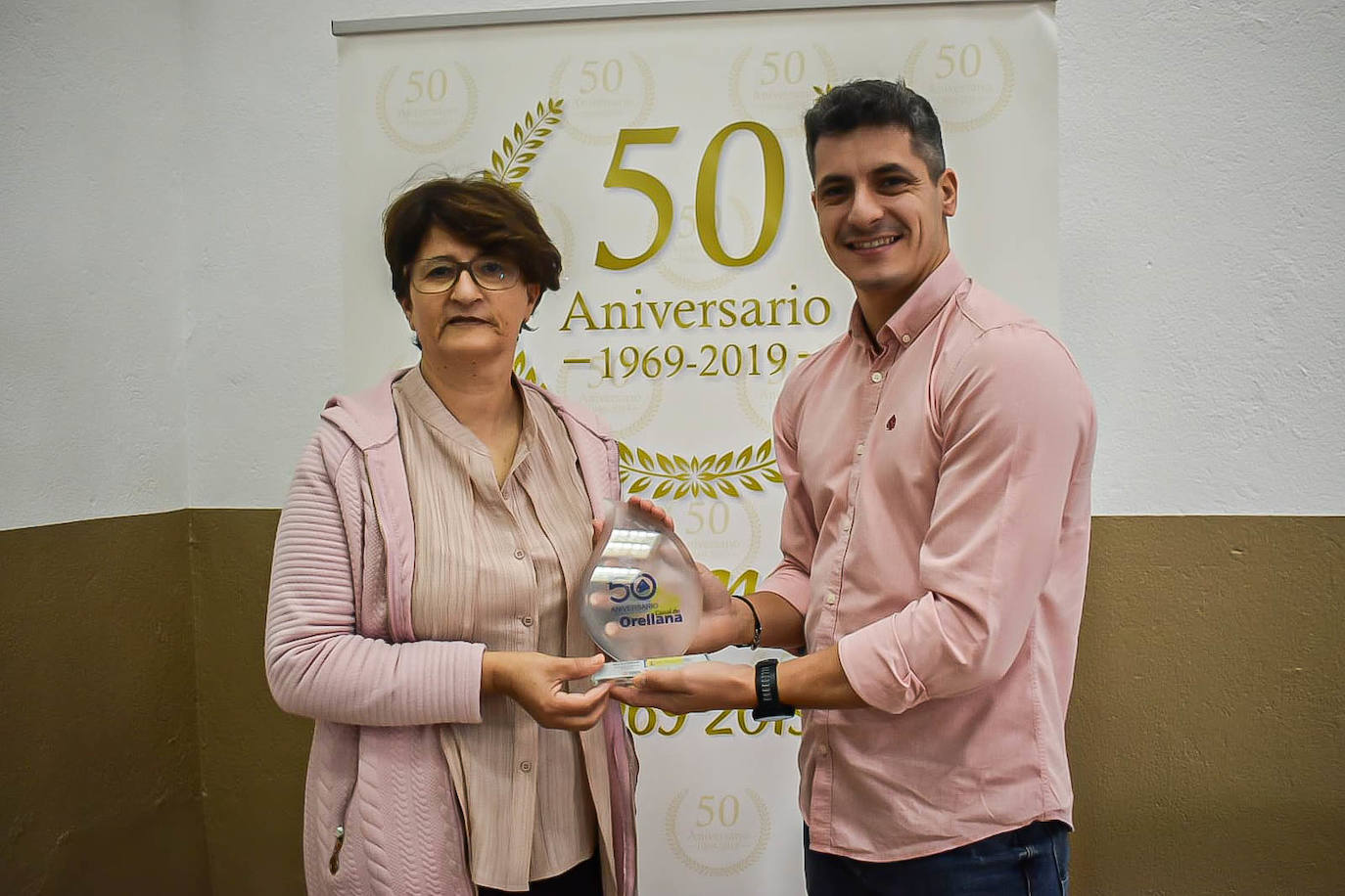 Isabel Mera, alcaldesa pedánea de Casar de Miajadas, recibe la placa del 50 aniversario del Canal de Orellana /A.M.
