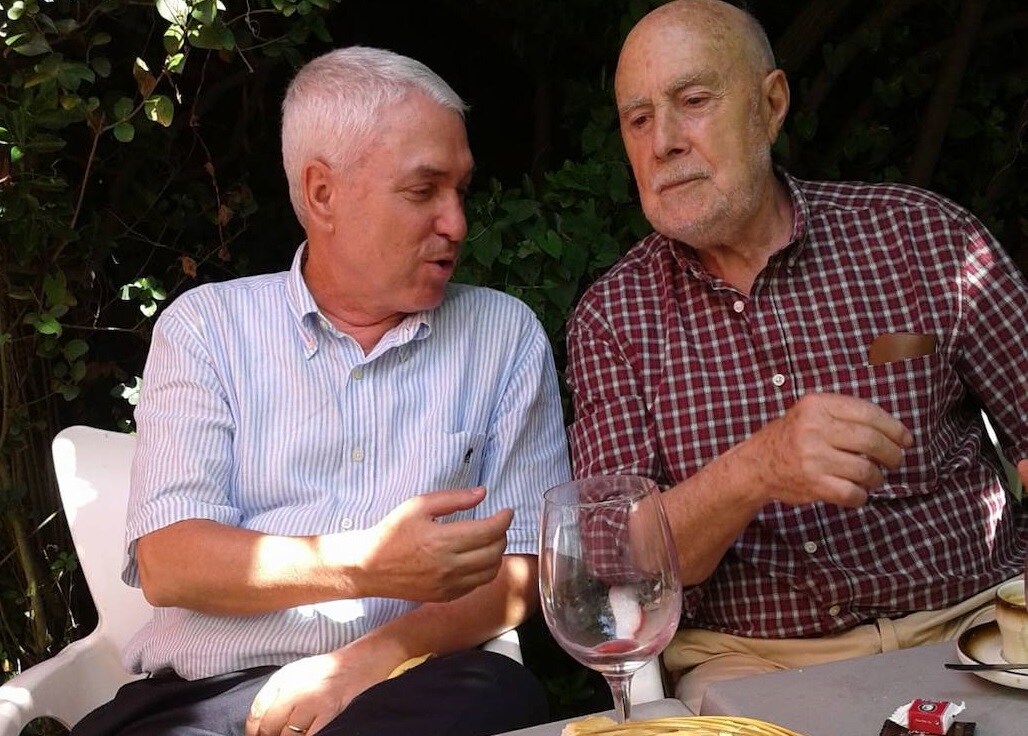 Antonio Gutierro Calvo (izquierda) comparte sobremesa con el escritor Raúl Guerra 