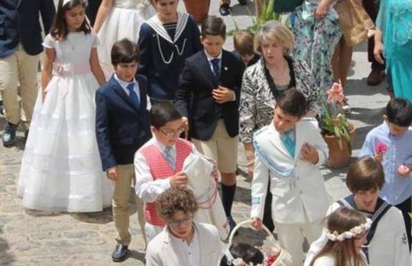 Pequeños durante una procesión del Corpus Chirsti en Monesterio 