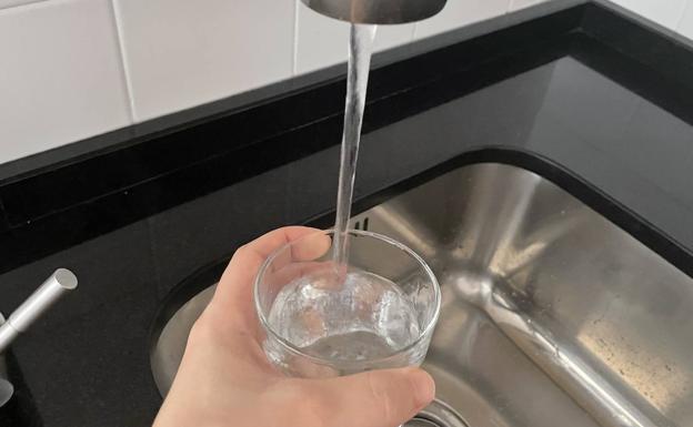 Rellenando un vaso de agua /Isabel Ambrona